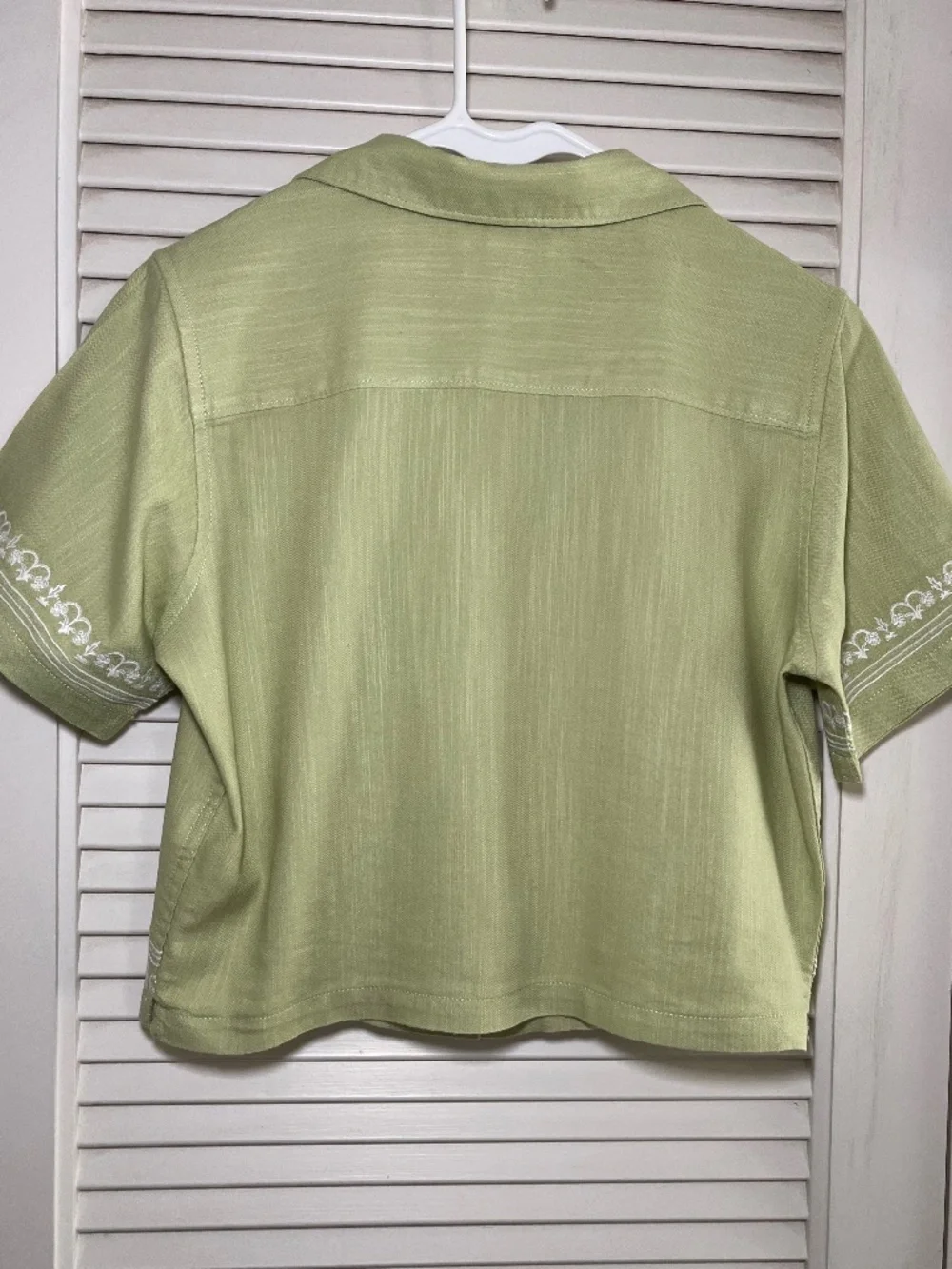 Roark Embroidered Cropped Pear Green Walk in the Woods Blouse Size S - Picture 2 of 10